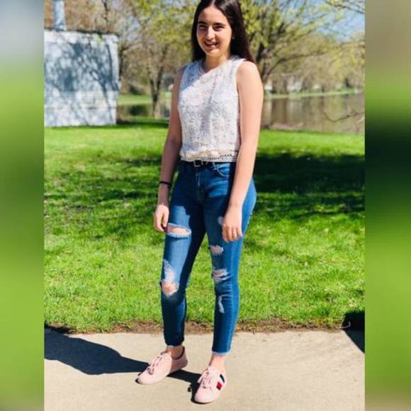 Meet your Posher, Cecy - Picture 1 of 1